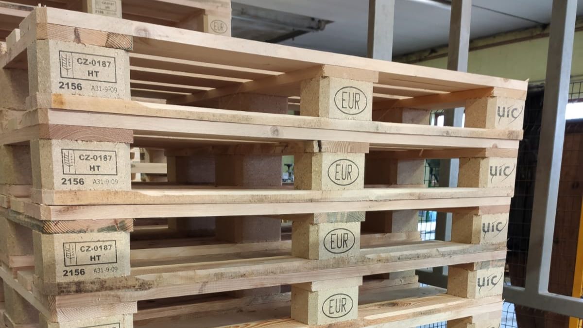 Pallet-in-legno-codificato-e-impilato